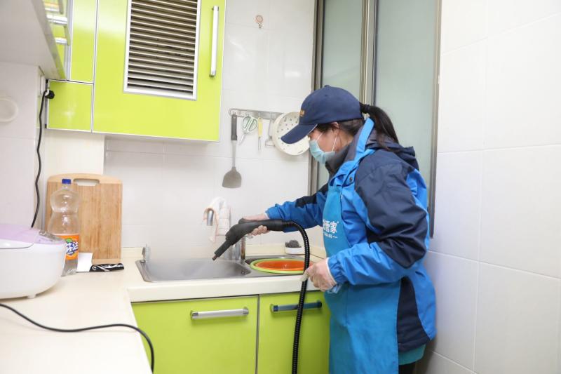 上海家政企业复工超九成 住家保姆紧俏，钟点工市场面临“人多活少”困局